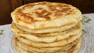 Placinta cu cartofi, varza sau branza
