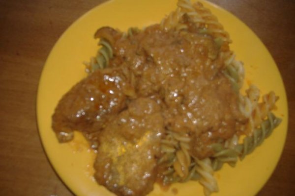 Carne de porc cu sos de castraveti