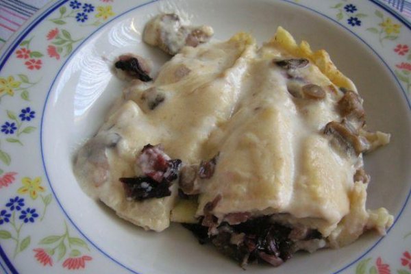 Rulouri cu radicchio gratinate cu sos Mornay si ciuperci