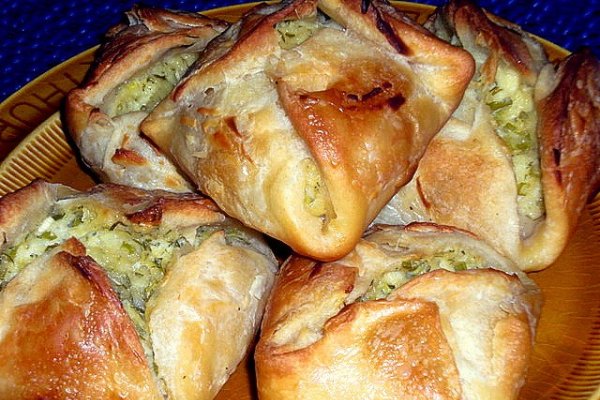 Placintele Aperitiv cu Branza de Vaci, Marar si Ceapa Verde