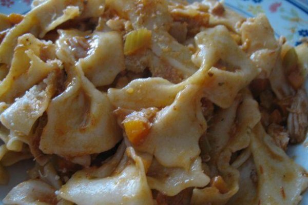 Farfalle cu Sos de Carne de Pui