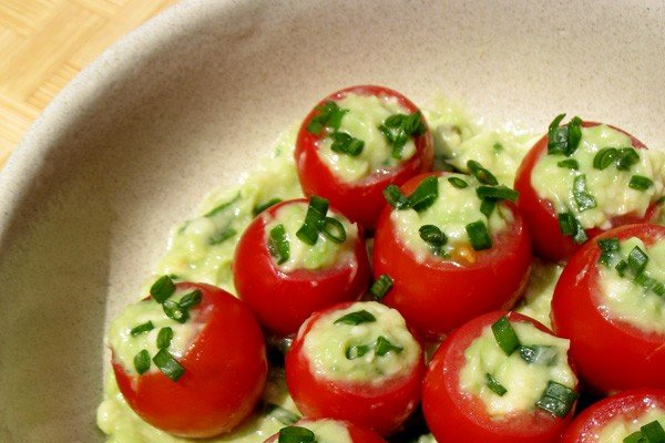 Rosii Cherry Umplute cu Pasta de Avocado