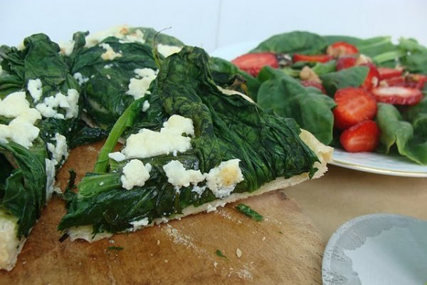 Pizza cu Spanac si Pesto cu o Salata de Capsuni si Spanac