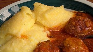 Mamaliguta cu Chiftelute in Sos