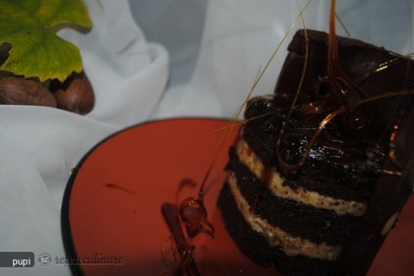 Tort `Violeta` (Cacao cu Crema de Nuci)