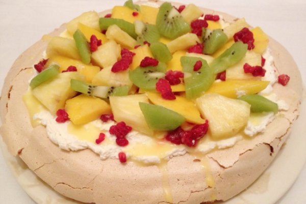 Pavlova cu Fructe si Sos de Portocale