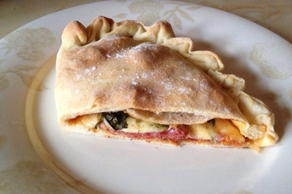 Pizza Calzone cu Mozzarela si Prosciutto