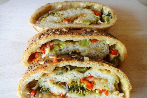 Stromboli cu Broccoli, Ardei Copti si Mozzarella de Bivolita