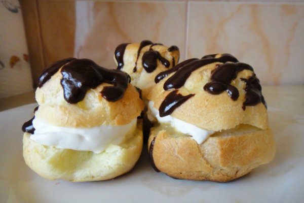 Profiteroles cu Sos de Fistic, Frisca si Ciocolata