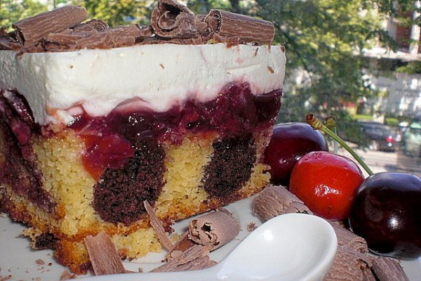 Delicatesa cu Cirese si Crema de Iaurt cu Lamaie