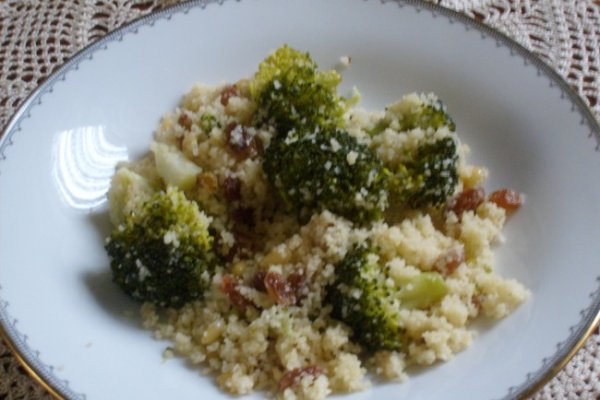 Couscous cu Brocoli, Seminte de Pin si Stafide