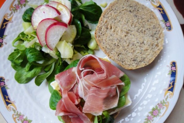 Sandwich cu Prosciutto, Brie si Mar Caramelizat