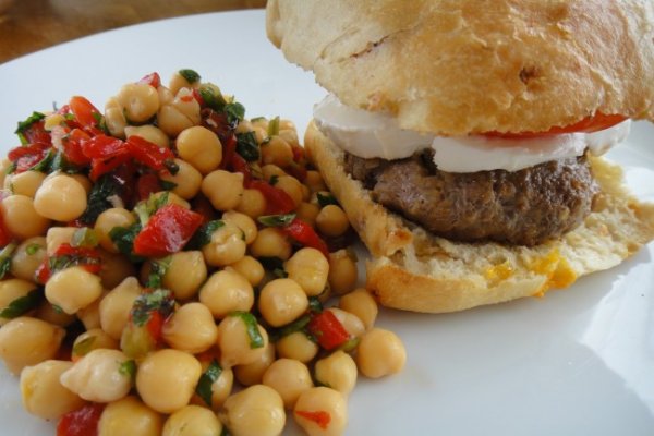 Burger de Miel cu Salata de Naut si Menta