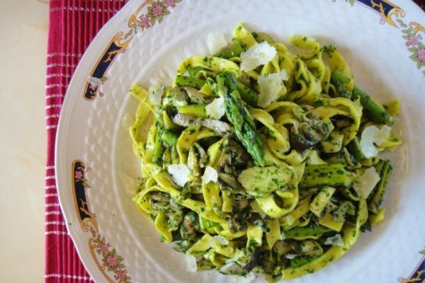 Tagliatelle cu Pleurotus, Sparanghel si Pesto din Leurda