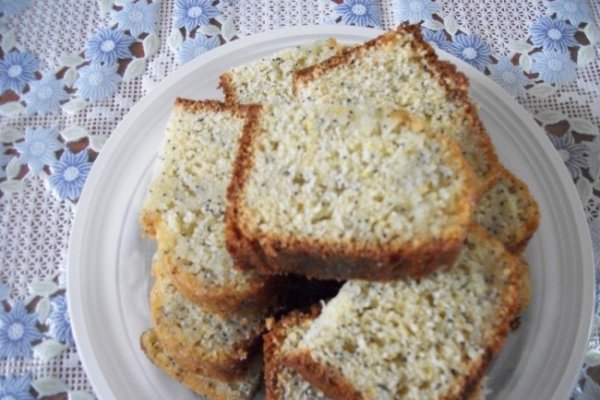 Lemon Poppy Seed Cake (Tort de lamaie si seminte de mac)