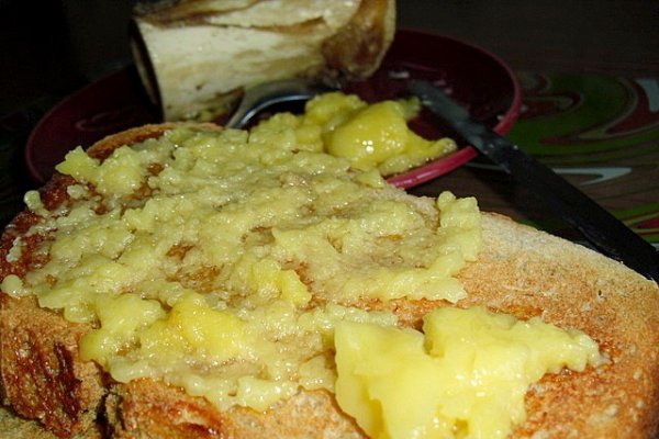 Maduva de Vita Servita pe Paine Prajita
