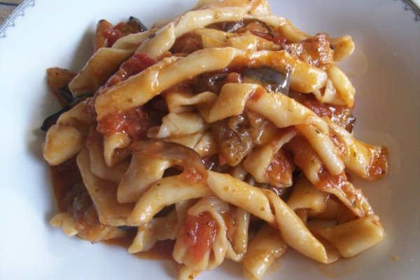 Fusilli Facuti in Casa cu Sos de Vinete