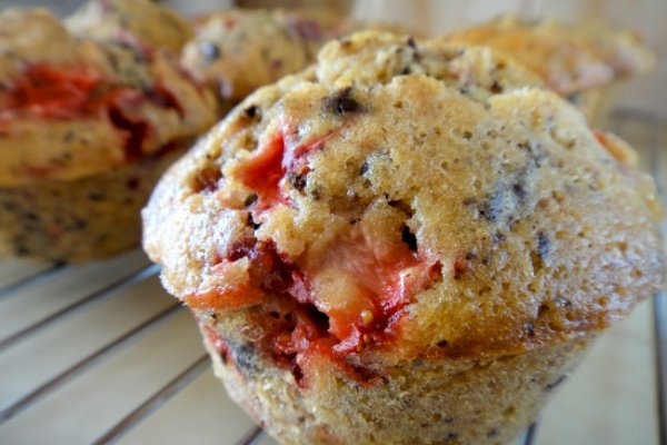 Muffins cu Zmeura, Capsuni si Ciocolata Amaruie