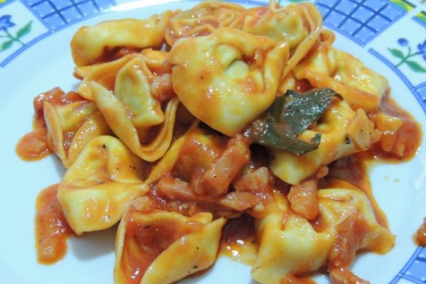 Tortellini cu Sos Tomat si Pancetta