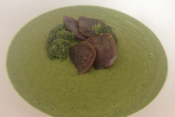 Supa Crema de Broccoli cu Chipsuri de Cartofi Violeti