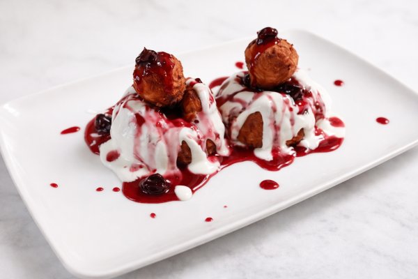 Reţetă de preparare a papanaşilor cu smântână și dulceață de vișine