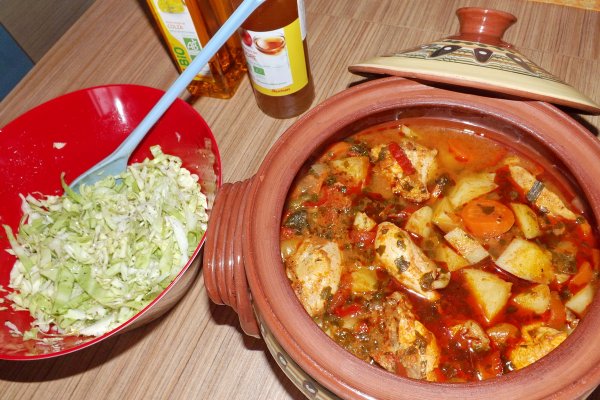 Papricas de pui cu salata de varza si paine de casa