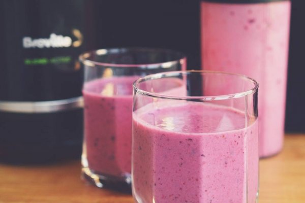 Smoothie cu banane, fructe de padure si capsuni