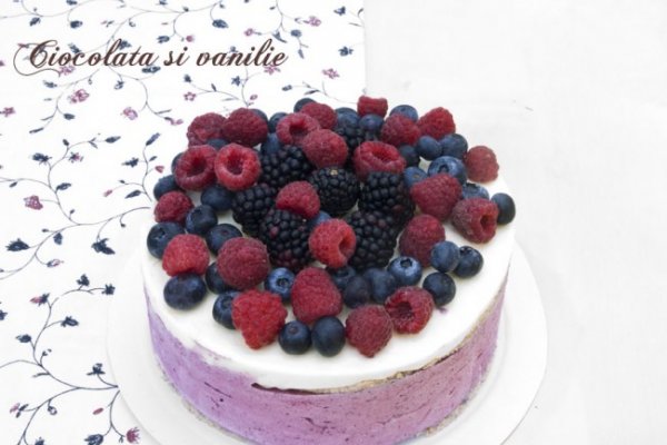 Tort cu Mousse de Fructe de Pădure