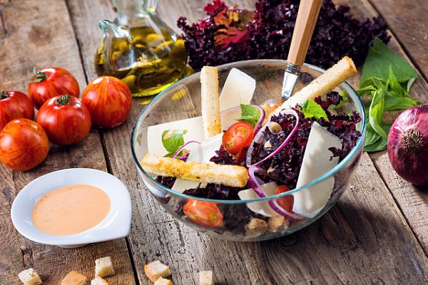 Salata cu pui, rosii cherry si parmezan