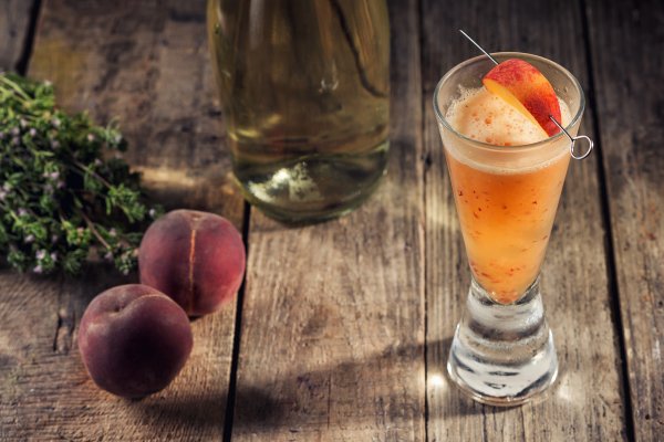 Cocktail cu Piersici si Prosecco “Bellini`