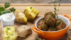 Chiftelute „orientale”, in sos rosu