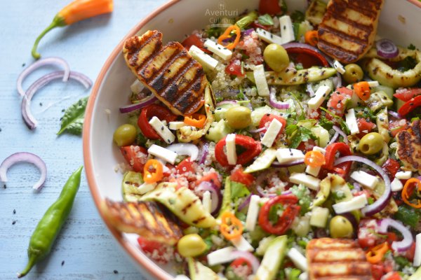 Salata crunchy cu quinoa si halloumi prajita