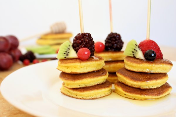 Mini Pancakes cu Miere si Fructe