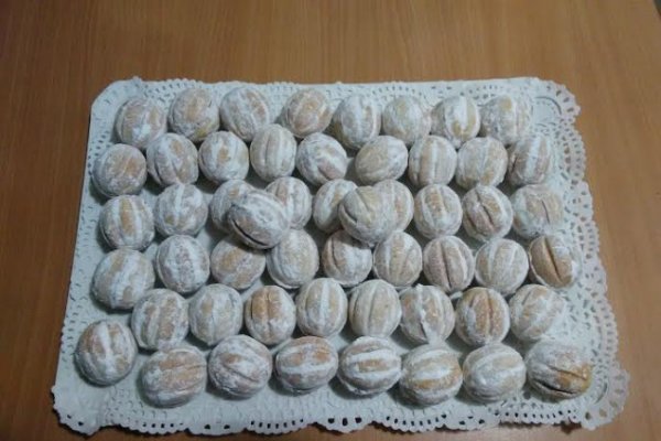 Nuci umplute cu crema de ciocolata