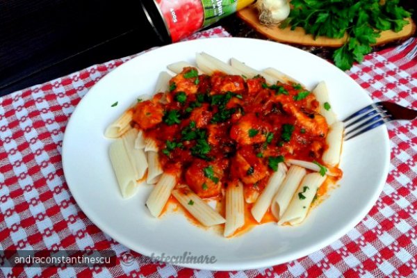 Penne cu piept de pui in sos de rosii cu usturoi