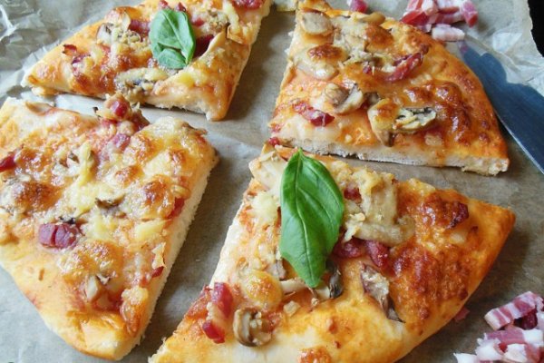 Pizza cu ciuperci, bacon si branzeturi