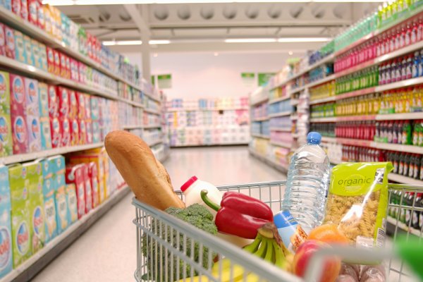 Hipermarketurile din Romania, obligate sa aiba la raft 51% produse romanesti