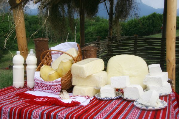 Patru tone de branza romaneasca expirata, confiscate de Politia Romana