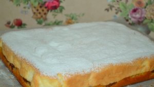 Deliciu Pufos cu Mere si doua Blaturi