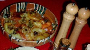Salata de ardei copti cu sos de rosii, usturoi si otet balsamic
