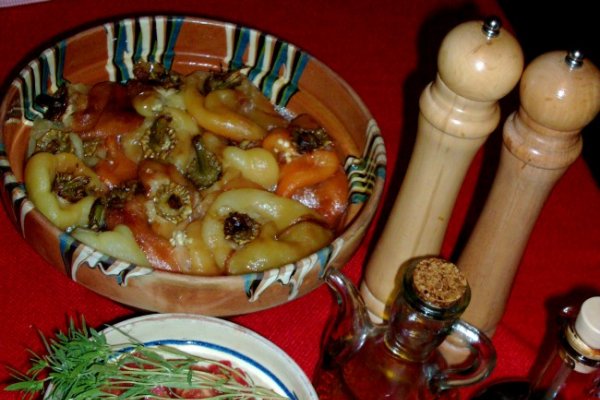 Salata de ardei copti cu sos de rosii, usturoi si otet balsamic