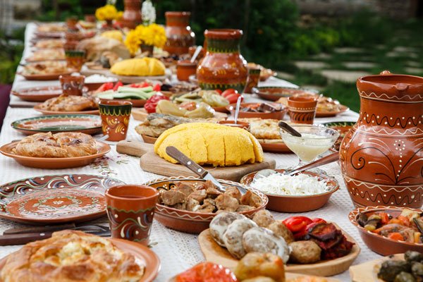 Ce mananca romanii - care sunt cele mai consumate alimente din Romania