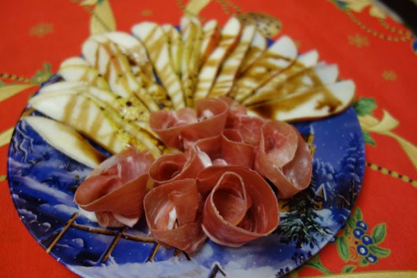 Carpaccio de pere cu prosciutto crudo