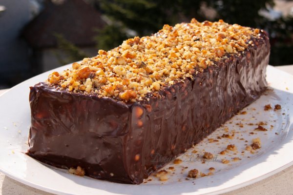 Tort de biscuiti cu crema de ciocolata si nuci caramelizate - de post