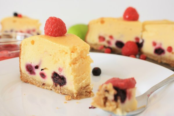 Cheesecake cu Fructe de Padure si Crema de Zmeura