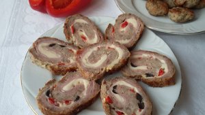 Rulada de carne cu sunca si felii de branza