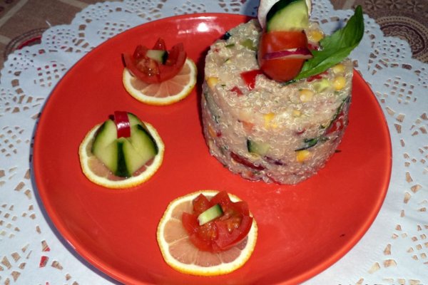 Salata cu quinoa, ton si migdale