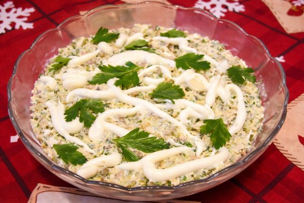 Salata de pui cu ciuperci si castraveciori acri