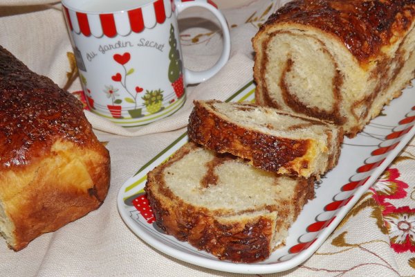 Cozonac cu caramel, nuci si arahide prajite