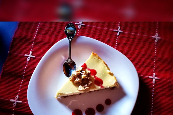 Cheesecake mai sanatos, cu iaurt, nuci si sos de zmeura